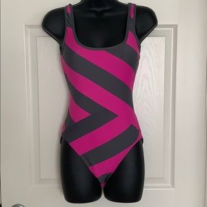 🌊🌸NWOT DKNY one piece bathing 🌊🌸